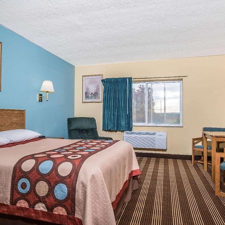Super 8 By Wyndham Osseo Wi Hotel Exterior photo