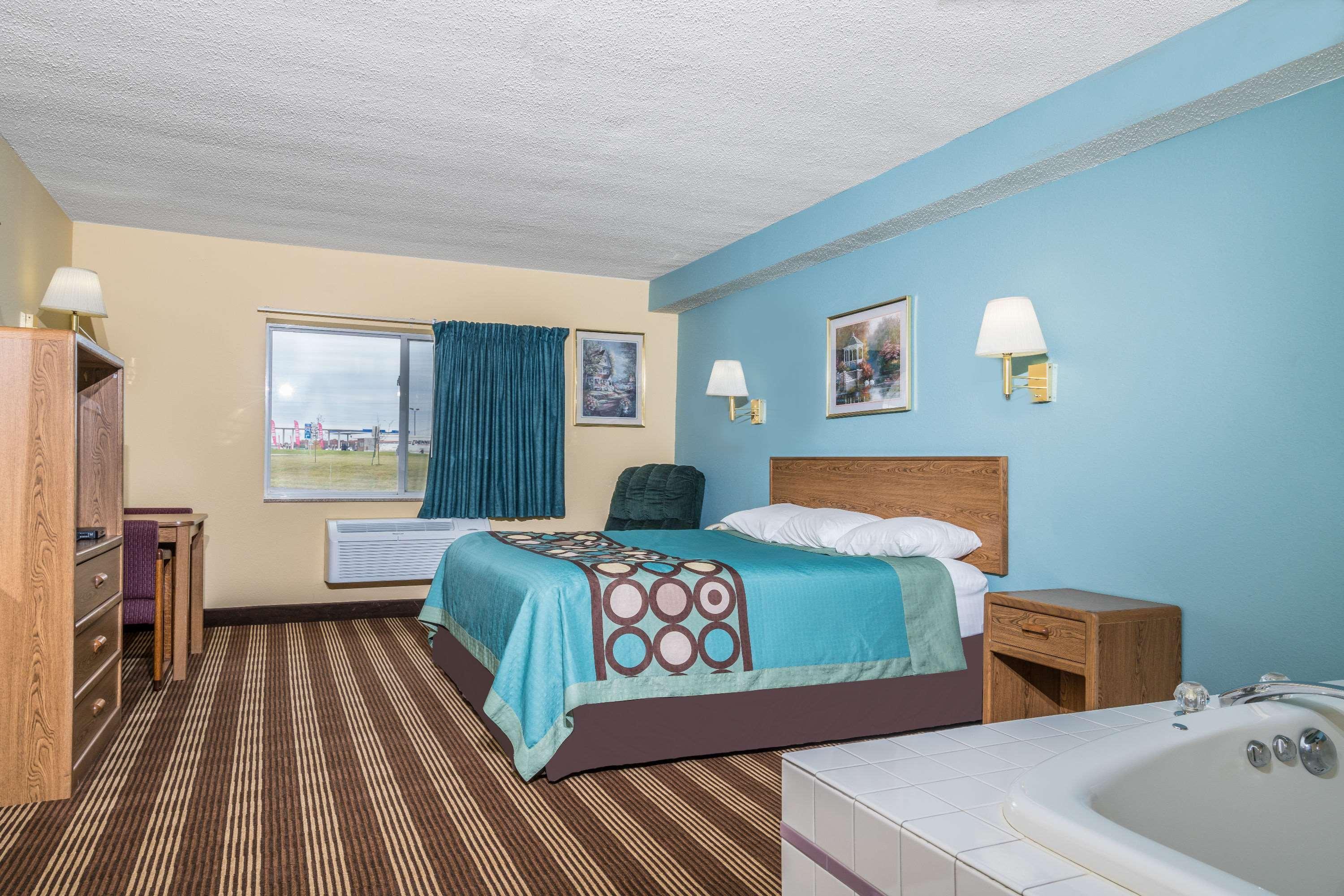 Super 8 By Wyndham Osseo Wi Hotel Exterior photo