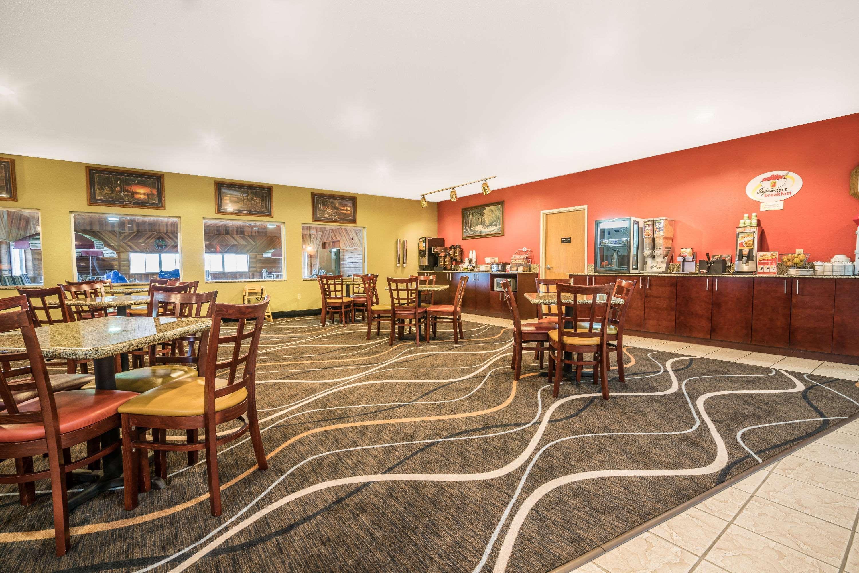 Super 8 By Wyndham Osseo Wi Hotel Exterior photo